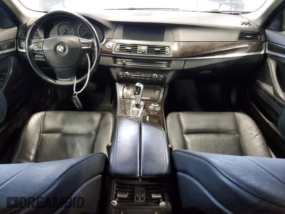 2011 BMW 5 Series 550i z VIN WBAFR9C58BC757285, wystawiony jako Copart lot #49104645 z przebiegiem 137 217 mil mil oraz Czysty tytuł • Clean title. Historia ofert i sprzedaży dostępna na DreamBid. Obrazek 8.