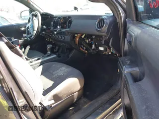 2019 Toyota Tacoma SR z VIN 3TMCZ5AN9KM232882, wystawiony jako IAAI lot #41879314 z przebiegiem Nie podano mil oraz . Historia ofert i sprzedaży dostępna na DreamBid. Obrazek 5.
