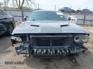 2018 Dodge Challenger SXT z VIN 2C3CDZAG9JH229506, wystawiony jako IAAI lot #41915902 z przebiegiem 145 486 mil mil oraz . Historia ofert i sprzedaży dostępna na DreamBid. Obrazek 13.