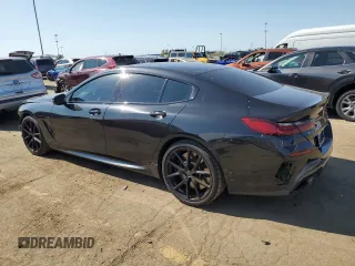 2022 BMW 8 Series M850i z VIN WBAGV8C03NCH58172, wystawiony jako Copart lot #71592504 z przebiegiem 25 854 mil mil oraz Czysty tytuł • Clean title. Historia ofert i sprzedaży dostępna na DreamBid. Obrazek 2.