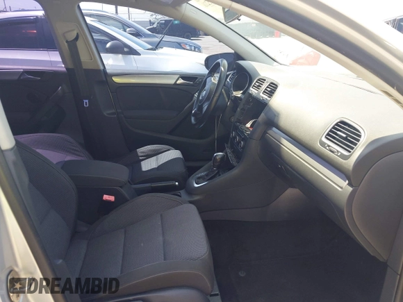 2013 Volkswagen Golf w/Conv & Sunroof z VIN WVWDB7AJ5DW140284, wystawiony jako IAAI lot #42215216 z przebiegiem 159 849 mil mil oraz . Historia ofert i sprzedaży dostępna na DreamBid. Obrazek 5.