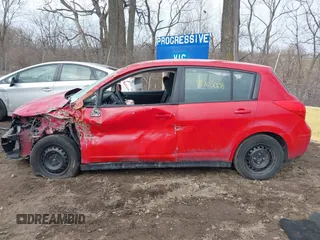 2011 Nissan Versa S z VIN 3N1BC1CP0BL494240, wystawiony jako IAAI lot #41703008 z przebiegiem 182 284 mil mil oraz . Historia ofert i sprzedaży dostępna na DreamBid. Obrazek 15.