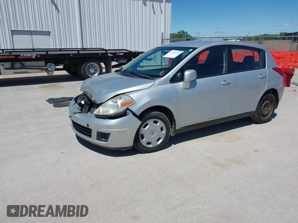 2008 Nissan Versa S z VIN 3N1BC13EX8L385937, wystawiony jako IAAI lot #42330289 z przebiegiem 131 178 mil mil oraz . Historia ofert i sprzedaży dostępna na DreamBid. Obrazek 17.