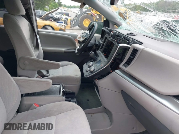 2015 Toyota Sienna LE AAS z VIN 5TDKK3DC6FS688844, wystawiony jako IAAI lot #42557542 z przebiegiem 95 520 mil mil oraz . Historia ofert i sprzedaży dostępna na DreamBid. Obrazek 5.