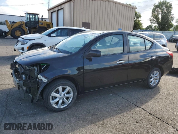 2012 Nissan Versa SV z VIN 3N1CN7APXCL939881, wystawiony jako Copart lot #58373915 z przebiegiem 82 970 mil mil oraz Szkoda całkowita • Salvage title. Historia ofert i sprzedaży dostępna na DreamBid. Obrazek 1.
