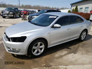 2015 Volkswagen Passat Limited Edition Edition z VIN 1VWAT7A38FC115950, wystawiony jako Copart lot #51419875 z przebiegiem 144 296 mil mil oraz Nie do naprawy • Non repairable. Historia ofert i sprzedaży dostępna na DreamBid. Obrazek 1.