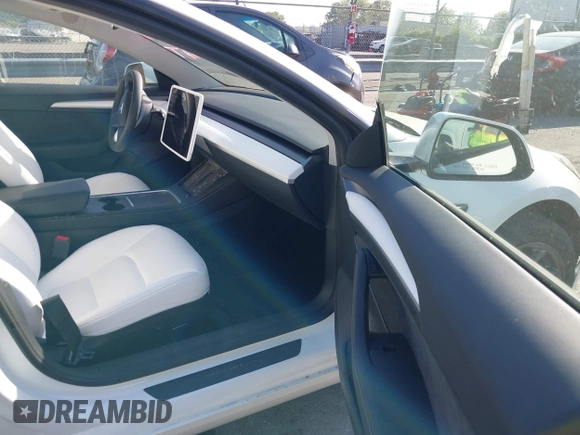 2023 Tesla Model 3 z VIN 5YJ3E1EA3PF600030, wystawiony jako IAAI lot #42052459 z przebiegiem 11 177 mil mil oraz . Historia ofert i sprzedaży dostępna na DreamBid. Obrazek 5.
