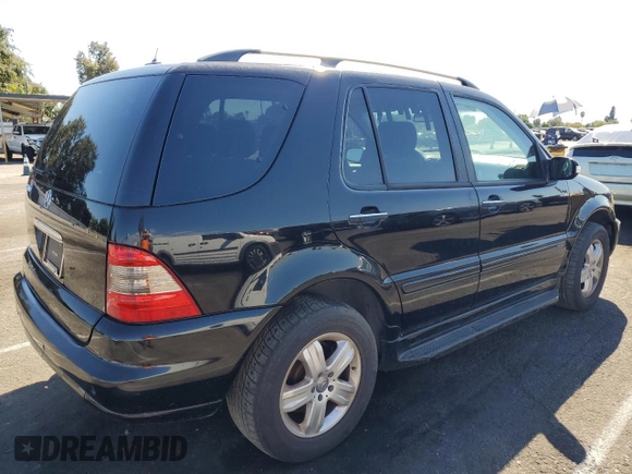 2005 Mercedes-Benz M 500 z VIN 4JGAB75E95A564285, wystawiony jako Copart lot #70339474 z przebiegiem 134 928 mil mil oraz Czysty tytuł • Clean title. Historia ofert i sprzedaży dostępna na DreamBid. Obrazek 3.