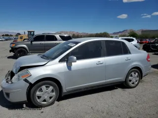 2008 Nissan Versa S z VIN 3N1BC11E68L444128, wystawiony jako Copart lot #54856655 z przebiegiem 188 426 mil mil oraz Szkoda całkowita • Salvage title. Historia ofert i sprzedaży dostępna na DreamBid. Obrazek 1.