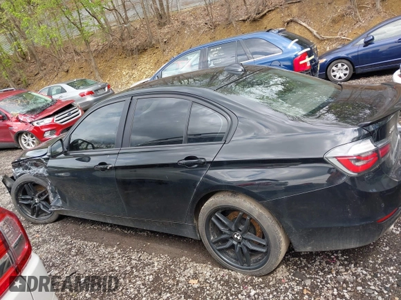 2013 BMW 3 Series 328i xDrive z VIN WBA3B3C5XDF532307, wystawiony jako IAAI lot #42192872 z przebiegiem 177 499 mil mil oraz . Historia ofert i sprzedaży dostępna na DreamBid. Obrazek 14.