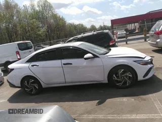 2024 Hyundai Elantra Limited z VIN KMHLN4DJ4RU093132, wystawiony jako IAAI lot #41960097 z przebiegiem 8 445 mil mil oraz . Historia ofert i sprzedaży dostępna na DreamBid. Obrazek 13.