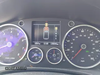 2005 Volkswagen Touareg 4.2L V8 z VIN WVGZM77L15D080697, wystawiony jako IAAI lot #42399779 z przebiegiem 138 040 mil mil oraz . Historia ofert i sprzedaży dostępna na DreamBid. Obrazek 7.