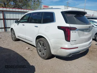 2021 Cadillac XT6 Premium Luxury z VIN 1GYKPCRS6MZ230499, wystawiony jako IAAI lot #41808404 z przebiegiem 86 933 mil mil oraz . Historia ofert i sprzedaży dostępna na DreamBid. Obrazek 3.