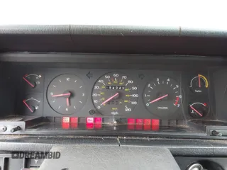 1989 Volvo 740 z VIN YV1FA8757K2215822, wystawiony jako IAAI lot #42117235 z przebiegiem 194 043 mil mil oraz . Historia ofert i sprzedaży dostępna na DreamBid. Obrazek 7.