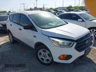 2017 Ford Escape S z VIN 1FMCU0F7XHUC10112, wystawiony jako IAAI lot #42068531 z przebiegiem 164 679 mil mil oraz . Historia ofert i sprzedaży dostępna na DreamBid. Obrazek 1.