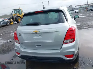 2020 Chevrolet Trax LS z VIN KL7CJKSB3LB310265, wystawiony jako IAAI lot #42158650 z przebiegiem 56 002 mil mil oraz . Historia ofert i sprzedaży dostępna na DreamBid. Obrazek 16.