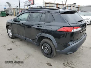 2022 Toyota Corolla Cross LE z VIN 7MUBAABG2NV007483, wystawiony jako Copart lot #55647665 z przebiegiem 43 699 mil mil oraz Szkody całkowita. Historia ofert i sprzedaży dostępna na DreamBid. Obrazek 2.