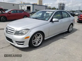 2013 Mercedes-Benz C 250 Sport z VIN WDDGF4HB9DR263699, wystawiony jako Copart lot #51379384 z przebiegiem 123 016 mil mil oraz Szkoda całkowita • Salvage title. Historia ofert i sprzedaży dostępna na DreamBid. Obrazek 1.