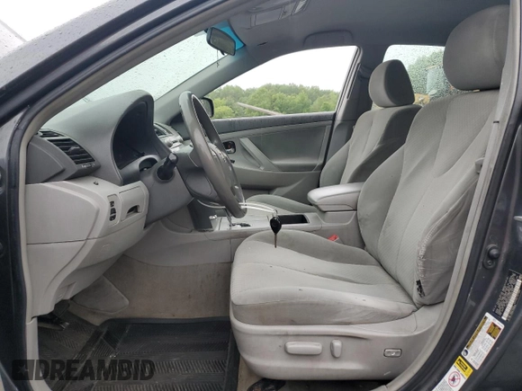 2009 Toyota Camry LE z VIN 4T1BK46K69U091909, wystawiony jako Copart lot #56214505 z przebiegiem 157 133 mil mil oraz Czysty tytuł • Clean title. Historia ofert i sprzedaży dostępna na DreamBid. Obrazek 7.