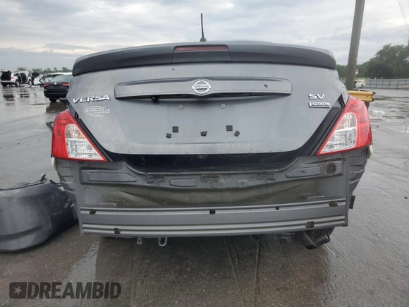 2017 Nissan Versa SV z VIN 3N1CN7AP1HL849686, wystawiony jako Copart lot #57840005 z przebiegiem Nie podano mil oraz Szkoda całkowita • Salvage title. Historia ofert i sprzedaży dostępna na DreamBid. Obrazek 6.