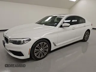 2019 BMW 5 Series 530i z VIN WBAJA5C57KWW14580, wystawiony jako Copart lot #54627645 z przebiegiem 94 376 mil mil oraz Czysty tytuł • Clean title. Historia ofert i sprzedaży dostępna na DreamBid. Obrazek 1.