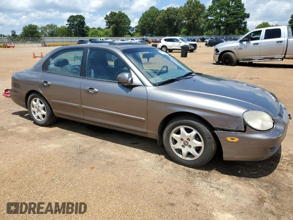 2001 Hyundai Sonata GLS with VIN KMHWF35V61A477442, listed as a Copart auction lot 64907884 with 160,326 mi miles and Salvage Title. Bid and sale history available at carsss.com. Image 4.