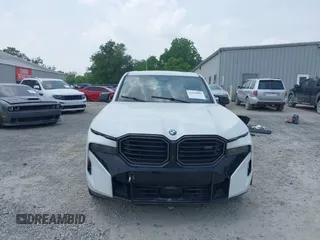 2024 BMW XM z VIN 5YM23CS0XR9U57042, wystawiony jako IAAI lot #42438088 z przebiegiem 2 888 mil mil oraz . Historia ofert i sprzedaży dostępna na DreamBid. Obrazek 13.