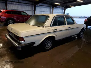 1983 Mercedes-Benz 300 D with VIN WDBAB33A0DB024215, listed as a Copart auction lot 82224054 with 101,197 mi miles and Clean Title. Bid and sale history available at carsss.com. Image 3.
