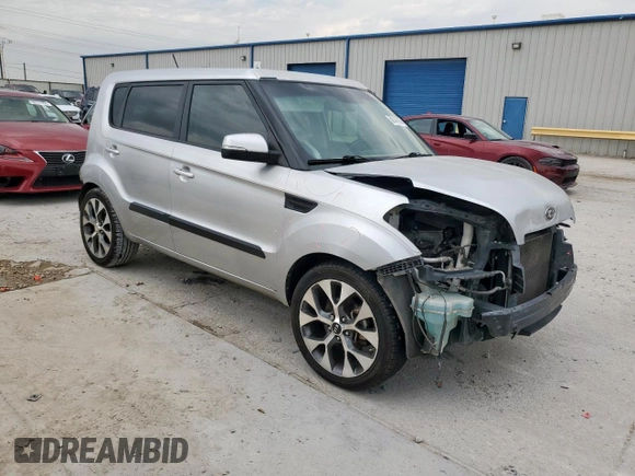 2013 Kia Soul + z VIN KNDJT2A66D7483811, wystawiony jako Copart lot #56746085 z przebiegiem 161 371 mil mil oraz Szkoda całkowita • Salvage title. Historia ofert i sprzedaży dostępna na DreamBid. Obrazek 4.