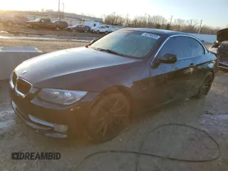 2012 BMW 3 Series 328i z VIN WBADW3C51CE824263, wystawiony jako Copart lot #42256095 z przebiegiem 181 022 mil mil oraz Nie do naprawy • Non repairable. Historia ofert i sprzedaży dostępna na DreamBid. Obrazek 1.
