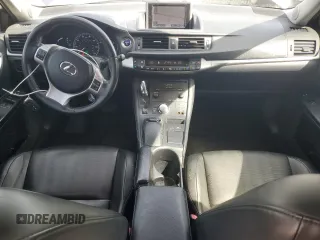 2013 Lexus CT 200h z VIN JTHKD5BH9D2134124, wystawiony jako Copart lot #47946495 z przebiegiem 272 989 mil mil oraz Szkody całkowita. Historia ofert i sprzedaży dostępna na DreamBid. Obrazek 8.