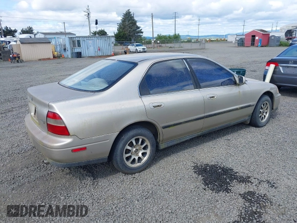 1995 Honda Accord LX with VIN 1HGCD563XSA013868, listed as a IAAI auction lot 42053028 with 184,181 mi miles and . Bid and sale history available at carsss.com. Image 4.