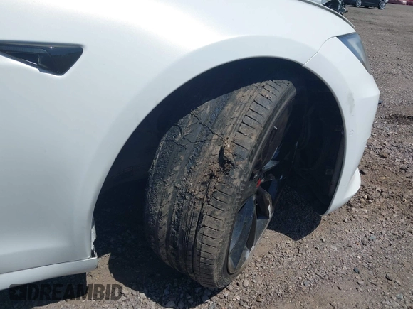 2017 Tesla Model S 100D z VIN 5YJSA1E2XHF224671, wystawiony jako IAAI lot #42665581 z przebiegiem 128 517 mil mil oraz . Historia ofert i sprzedaży dostępna na DreamBid. Obrazek 6.