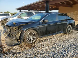 2018 Toyota Camry LE z VIN 4T1B11HK6JU017456, wystawiony jako Copart lot #52696785 z przebiegiem 165 831 mil mil oraz Szkoda całkowita • Salvage title. Historia ofert i sprzedaży dostępna na DreamBid. Obrazek 1.