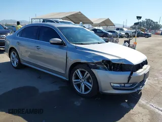 2013 Volkswagen Passat SE z VIN 1VWBN7A38DC134297, wystawiony jako IAAI lot #42234665 z przebiegiem 164 552 mil mil oraz . Historia ofert i sprzedaży dostępna na DreamBid. Obrazek 1.