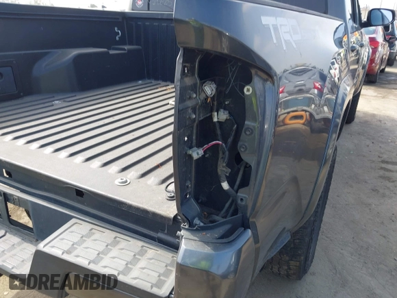 2017 Toyota Tacoma SR5 z VIN 3TMAZ5CN2HM047103, wystawiony jako IAAI lot #42344844 z przebiegiem 88 090 mil mil oraz . Historia ofert i sprzedaży dostępna na DreamBid. Obrazek 18.