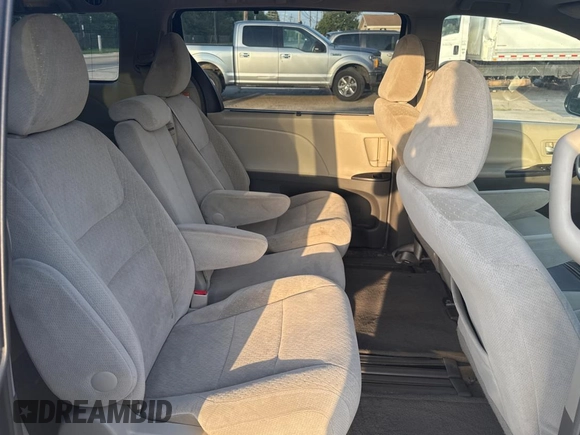 2015 Toyota Sienna LE AAS z VIN 5TDKK3DC5FS679407, wystawiony jako Copart lot #60572255 z przebiegiem 71 303 mil mil oraz Szkoda całkowita • Salvage title. Historia ofert i sprzedaży dostępna na DreamBid. Obrazek 6.