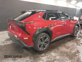 2023 Toyota bZ4X XLE z VIN JTMABACA5PA035498, wystawiony jako IAAI lot #41386031 z przebiegiem 18 529 mil mil oraz . Historia ofert i sprzedaży dostępna na DreamBid. Obrazek 4.