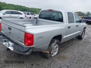 2010 Dodge Dakota Bighorn/Lonestar z VIN 1D7CW3GK4AS140049, wystawiony jako IAAI lot #42231805 z przebiegiem 149 489 mil mil oraz . Historia ofert i sprzedaży dostępna na DreamBid. Obrazek 4.