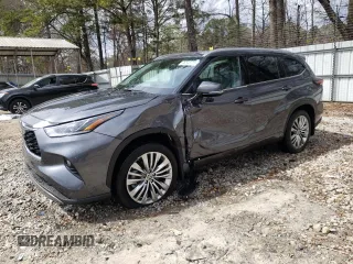 2024 Toyota Highlander LE z VIN 5TDKDRAH0RS530937, wystawiony jako Copart lot #48546215 z przebiegiem 14 030 mil mil oraz Szkoda całkowita • Salvage title. Historia ofert i sprzedaży dostępna na DreamBid. Obrazek 1.
