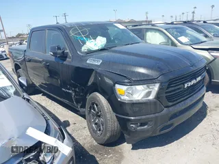 2021 Ram 1500 Big Horn z VIN 1C6SRFFT3MN791921, wystawiony jako IAAI lot #41970131 z przebiegiem 60 901 mil mil oraz . Historia ofert i sprzedaży dostępna na DreamBid. Obrazek 1.