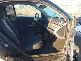 2013 Smart fortwo Pure z VIN WMEEJ3BA5DK703700, wystawiony jako IAAI lot #41431239 z przebiegiem 84 733 mil mil oraz . Historia ofert i sprzedaży dostępna na DreamBid. Obrazek 5.