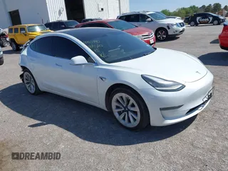 2020 Tesla Model 3 Long Range z VIN 5YJ3E1EB5LF621013, wystawiony jako IAAI lot #41988300 z przebiegiem 81 118 mil mil oraz . Historia ofert i sprzedaży dostępna na DreamBid. Obrazek 1.