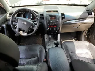 2012 Kia Sorento EX z VIN 5XYKU4A29CG247228, wystawiony jako Copart lot #55521865 z przebiegiem 149 036 mil mil oraz Szkoda całkowita • Salvage title. Historia ofert i sprzedaży dostępna na DreamBid. Obrazek 8.