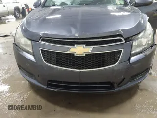 2014 Chevrolet Cruze 1LT z VIN 1G1PC5SB4E7175022, wystawiony jako IAAI lot #41563090 z przebiegiem 109 754 mil mil oraz . Historia ofert i sprzedaży dostępna na DreamBid. Obrazek 6.