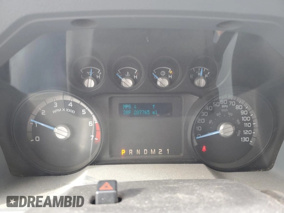 2011 Ford F-250 XL z VIN 1FT7W2B63BEC08342, wystawiony jako Copart lot #53965655 z przebiegiem 207 765 mil mil oraz Czysty tytuł • Clean title. Historia ofert i sprzedaży dostępna na DreamBid. Obrazek 9.