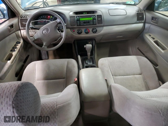 2004 Toyota Camry LE z VIN 4T1BE32K94U820825, wystawiony jako Copart lot #60972565 z przebiegiem 198 899 mil mil oraz Czysty tytuł • Clean title. Historia ofert i sprzedaży dostępna na DreamBid. Obrazek 8.
