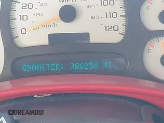 2003 Chevrolet Silverado 1500 LS z VIN 2GCEK19T331197130, wystawiony jako IAAI lot #42294159 z przebiegiem 286 259 mil mil oraz . Historia ofert i sprzedaży dostępna na DreamBid. Obrazek 15.
