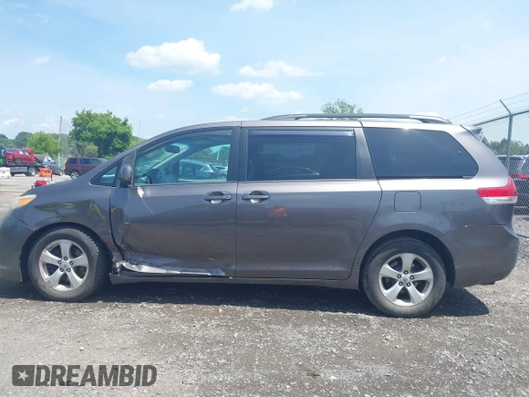2012 Toyota Sienna LE AAS z VIN 5TDKK3DC9CS252274, wystawiony jako IAAI lot #42553516 z przebiegiem 311 650 mil mil oraz . Historia ofert i sprzedaży dostępna na DreamBid. Obrazek 14.
