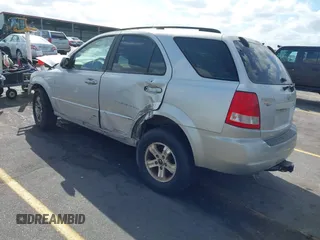 2004 Kia Sorento LX with VIN KNDJC733845275473, listed as a IAAI auction lot 40746072 with 231,936 mi miles. Bid and sale history available at carsss.com. Image 3.